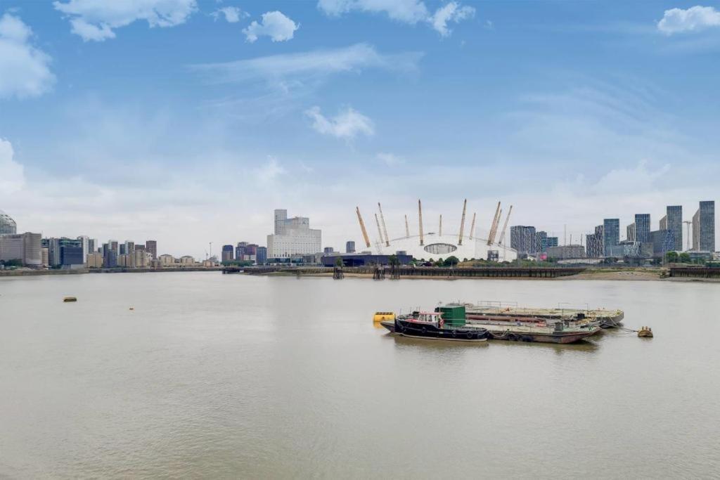 Double Bedroom With A Balcony And Ensuite Bathroom For Short Or Long Stay In London Canary Wharf With Direct Train From Heathrow, Also Convenient From Stansted And Gatwick Airport, 10 Minutes From London City Airport And Excel, 16 Minutes To Westmins 外观 照片